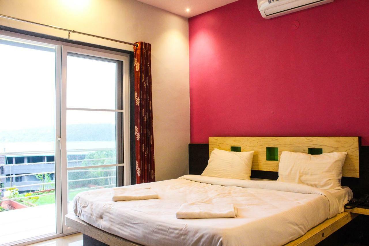 Golden Valley Resort มหาบาเลชวาร์ ภายนอก รูปภาพ